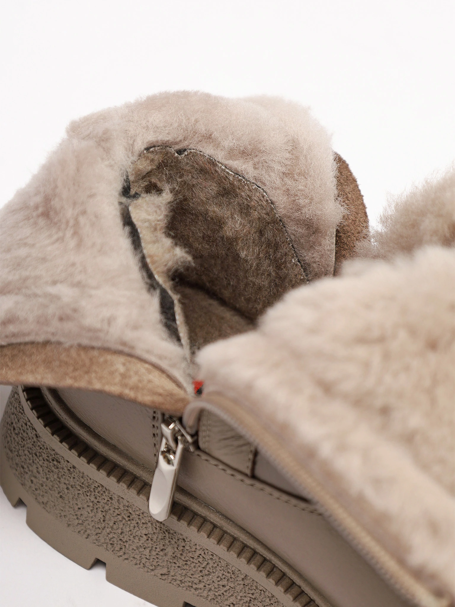 Ботинки серого цвета с двумя боковыми молниями